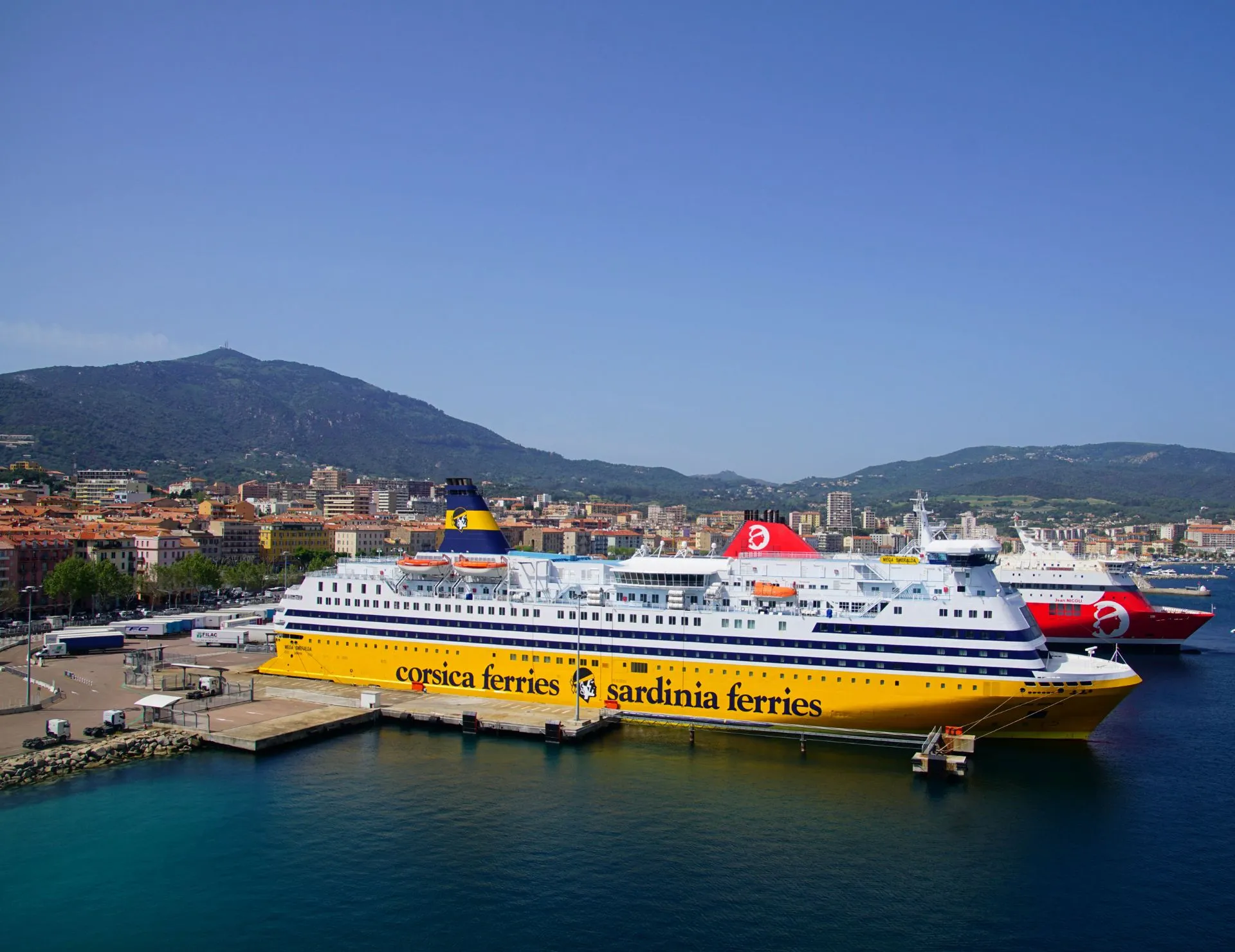 Traghetto fermo ad Ajaccio